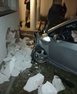 Poważny wypadek. Wypadł hondą z drogi i wjechał do kuchni