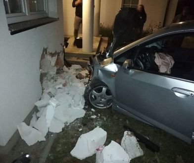 Poważny wypadek. Wypadł hondą z drogi i wjechał do kuchni