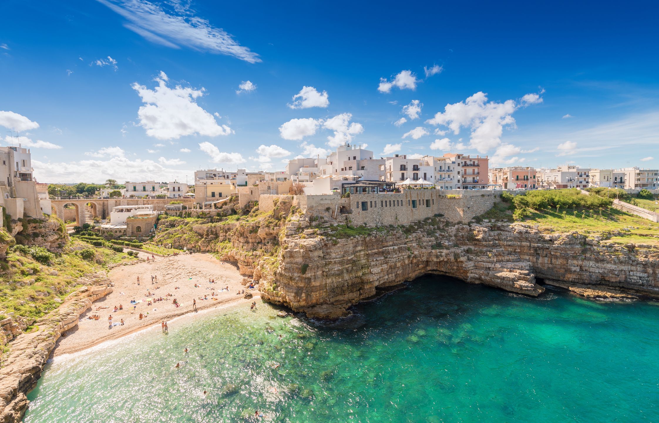 Do Polignano a Mare z Bari dojedziemy pociągiem