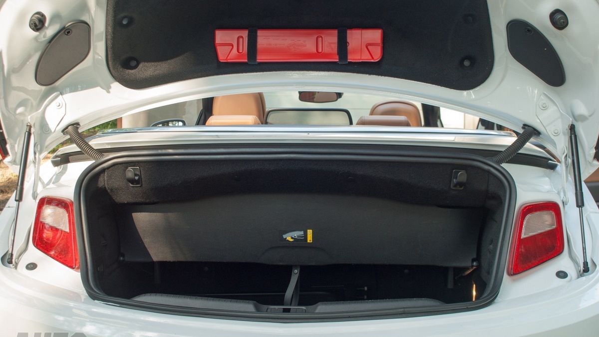 Rodzaj nadwozia jakim dysponujemy ma duży wpływ na to w jakie torby i walizki możemy się spakować. Opel Cascada to kabriolet, więc aby w pełni korzystać z jego zalet trzeba pamiętać o ustawieniu przegrody wydzielającej wolne miejsce na schowanie dachu.