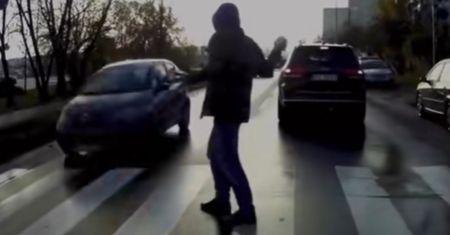 Zamachnął się i rzucił. Sceny na przejściu
