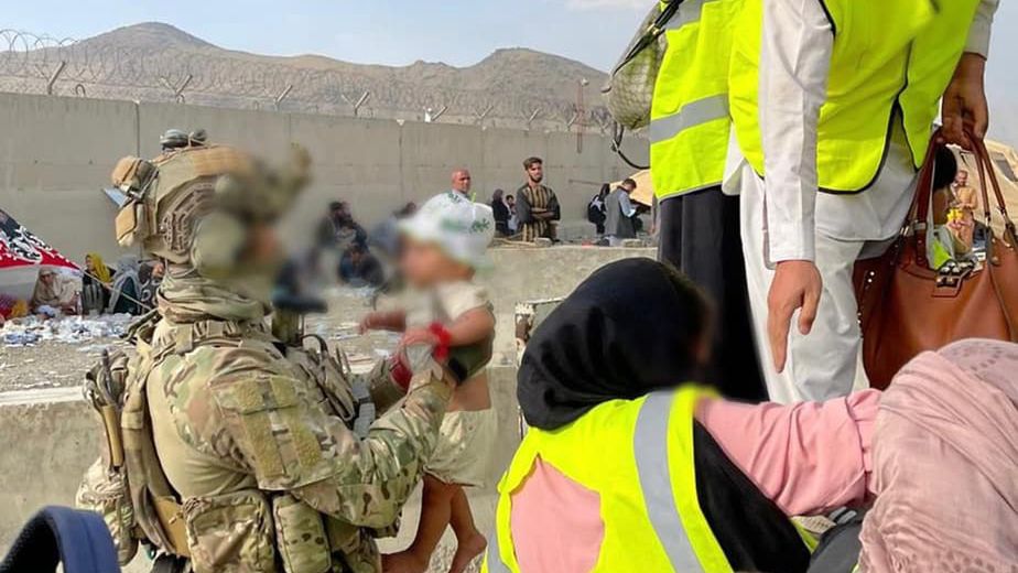 Polscy żołnierze pomagają w ewakuacji ludzi z Afganistanu