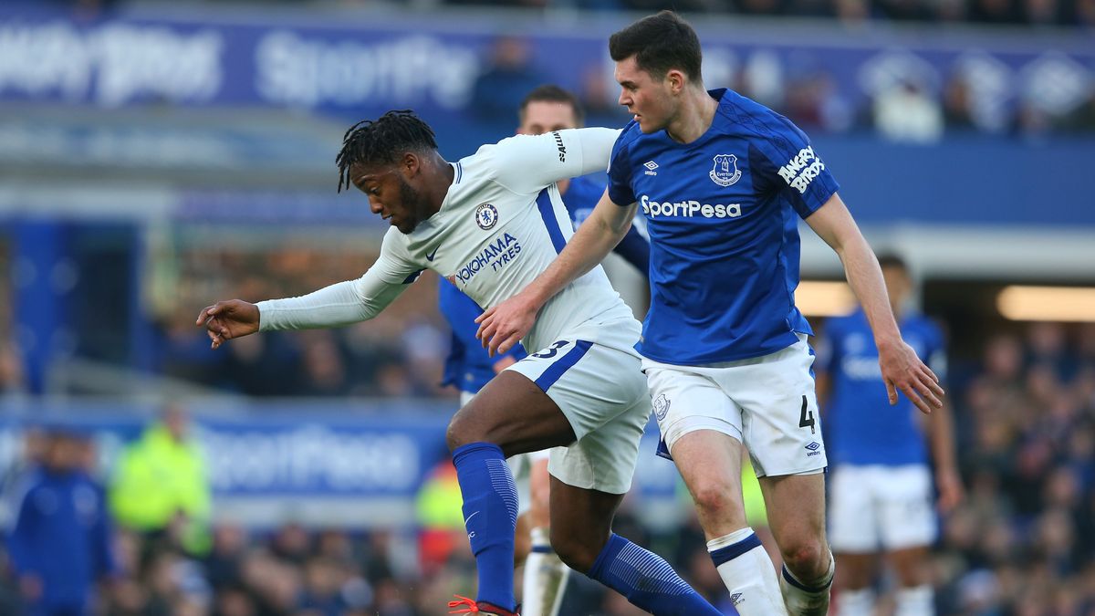 Michy Batshuayi (z lewej) oraz Michael Keane (z prawej)