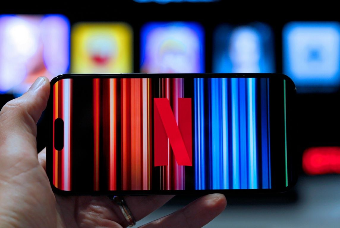 Polacy krócej na Netfliksie i Canal+. HBO Max wyprzedził TVP VOD