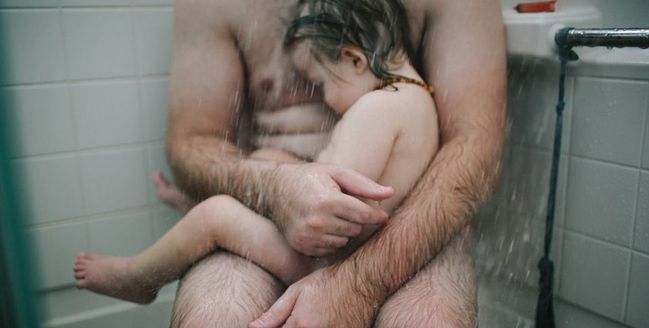 Zdjęcie mężczyzny kąpiącego syna wywołało skandal