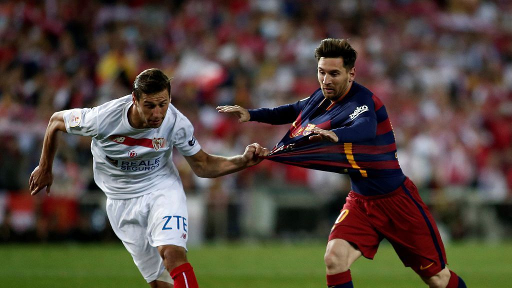 Getty Images / Burak Akbulut/Anadolu Agency / Grzegorz Krychowiak to ostatni Polak, który zaistniał w La Liga. Na zdjęciu w starciu z Leo Messim