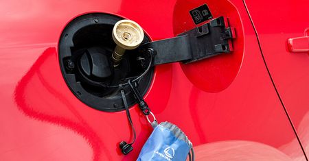 Sprzedaż nowych samochodów z LPG. Polacy wybierają je niechętnie
