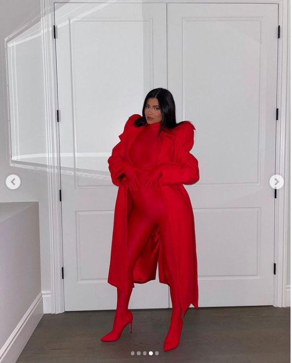Ciężarna Kylie Jenner w obcisłym kombinezonie od stóp do głów
