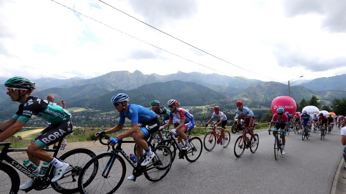 PAP / Grzegorz Momot / Na zdjęciu: peleton podczas 6. etapu wyścigu kolarskiego 76. Tour de Pologne