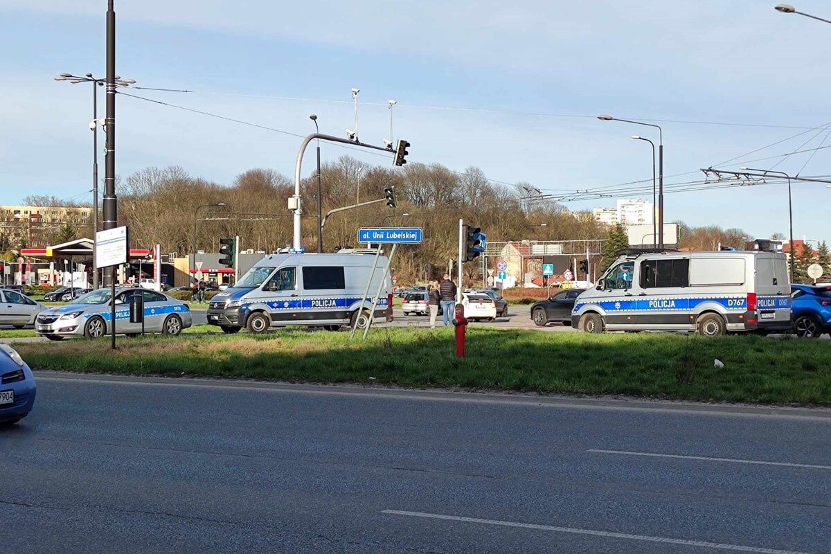 Zderzenie opla z motocyklem na rondzie Dmowskiego