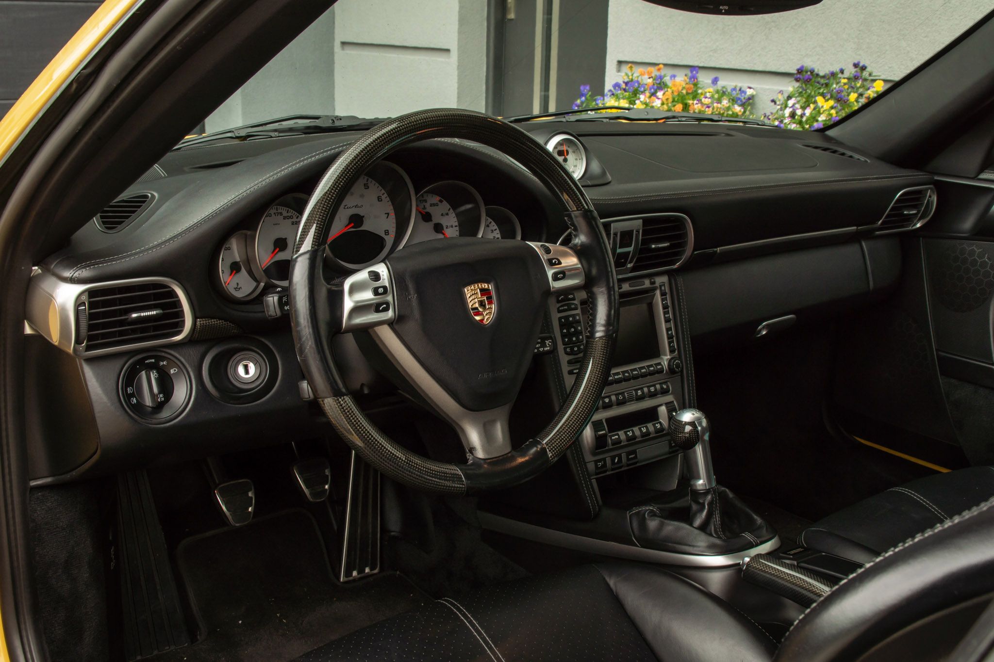 W napędzie na cztery koła tkwi kolejna rewolucja 997 Turbo - rozdział realizowany był przez centralny mechanizm ze sprzęgłem wielopłytkowym. Przy zwykłej jeździe na tylne koła trafiało 60 proc. potencjału, ale system wektorowania momentu obrotowego potrafił w 100 milisekund zmienić zdanie