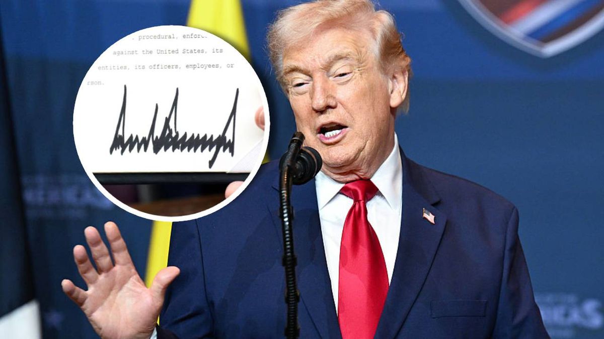 Prezydent USA Donald Trump i jego podpis