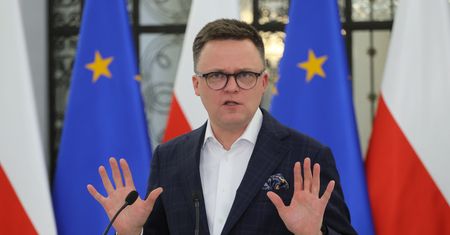 Ponad połowa Polaków wierzy w Hołownię. Nowy sondaż