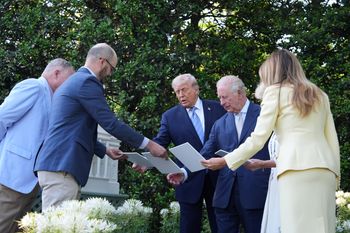 Król Karol z wizytą u Trumpa. Zaskakujący moment w ogrodach Białego Domu