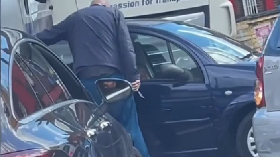 Wielka Brytania. Chwile grozy na stacji paliw. Mężczyzna rzucił się z nożem na samochód
