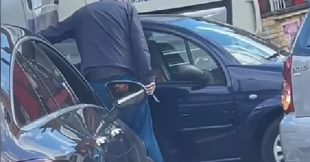 Wielka Brytania. Chwile grozy na stacji paliw. Mężczyzna rzucił się z nożem na samochód