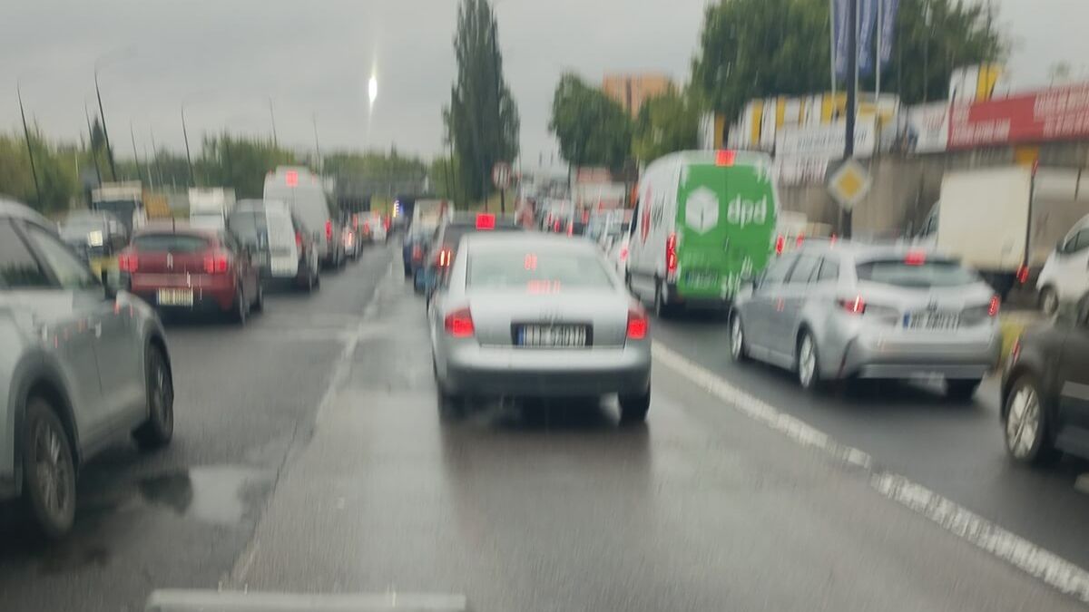 Kierowcy stojący w korku po wypadku na al. Witosa