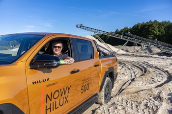 Nowa Toyota Hilux przedpremierowo w MotoMetropolii. Przekonała mnie dopiero, gdy skończył się asfalt