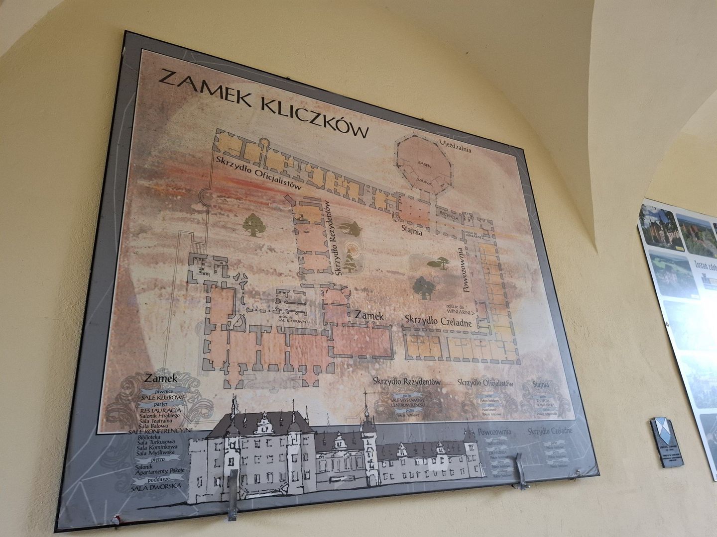 Zamek Kliczków - średniowieczna warownia na Dolnym Śląsku, siedziba rodu Fryderykowi zu Solms-Baruth. Obecnie hotel, spa i piękny park. Jest tu także cmentarz koni