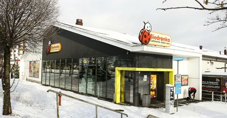 Seniorka zamknięta w wiacie na odpady. Biedronka przeprasza