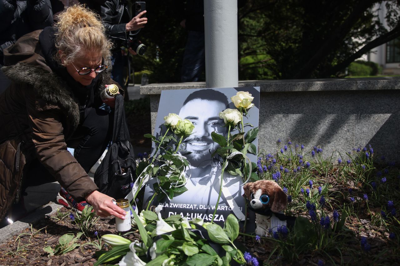 Prokuratura reaguje na internetowe teorie. "Ranicie bliskich"