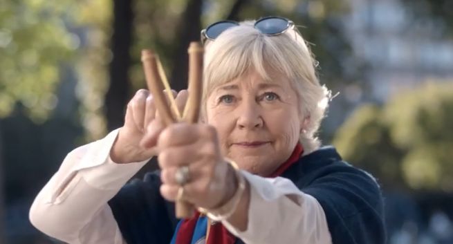 „Mała rzecz a świeży” - staruszka z procą w spocie Tic Taca (wideo)