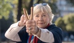 „Mała rzecz a świeży” - staruszka z procą w spocie Tic Taca (wideo)