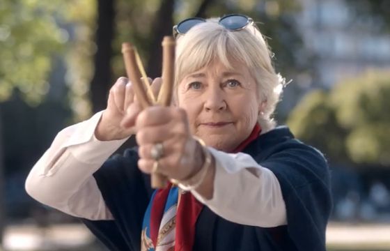 „Mała rzecz a świeży” - staruszka z procą w spocie Tic Taca (wideo)