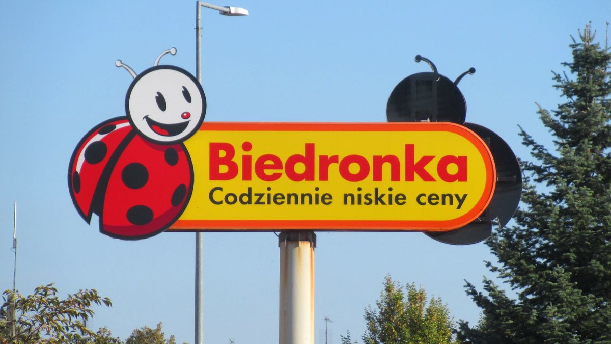 Stock Marek Bazak
PHOTO: ZOFIA I MAREK BAZAK / EAST NEWS 
Wojewodztwo lubuskie miasto Slawa N/z Zakupy w sklepie Biedronka - logo.