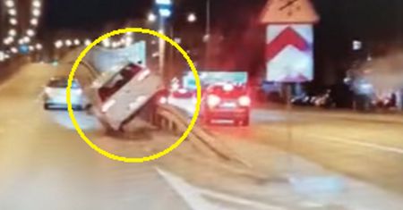 Pijany kierowca nie zauważył barierki. Szokujące wideo z Kielc