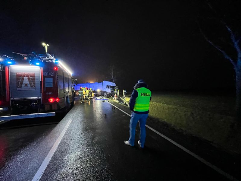 Auto stanęło w płomieniach. Nie żyje jedna osoba