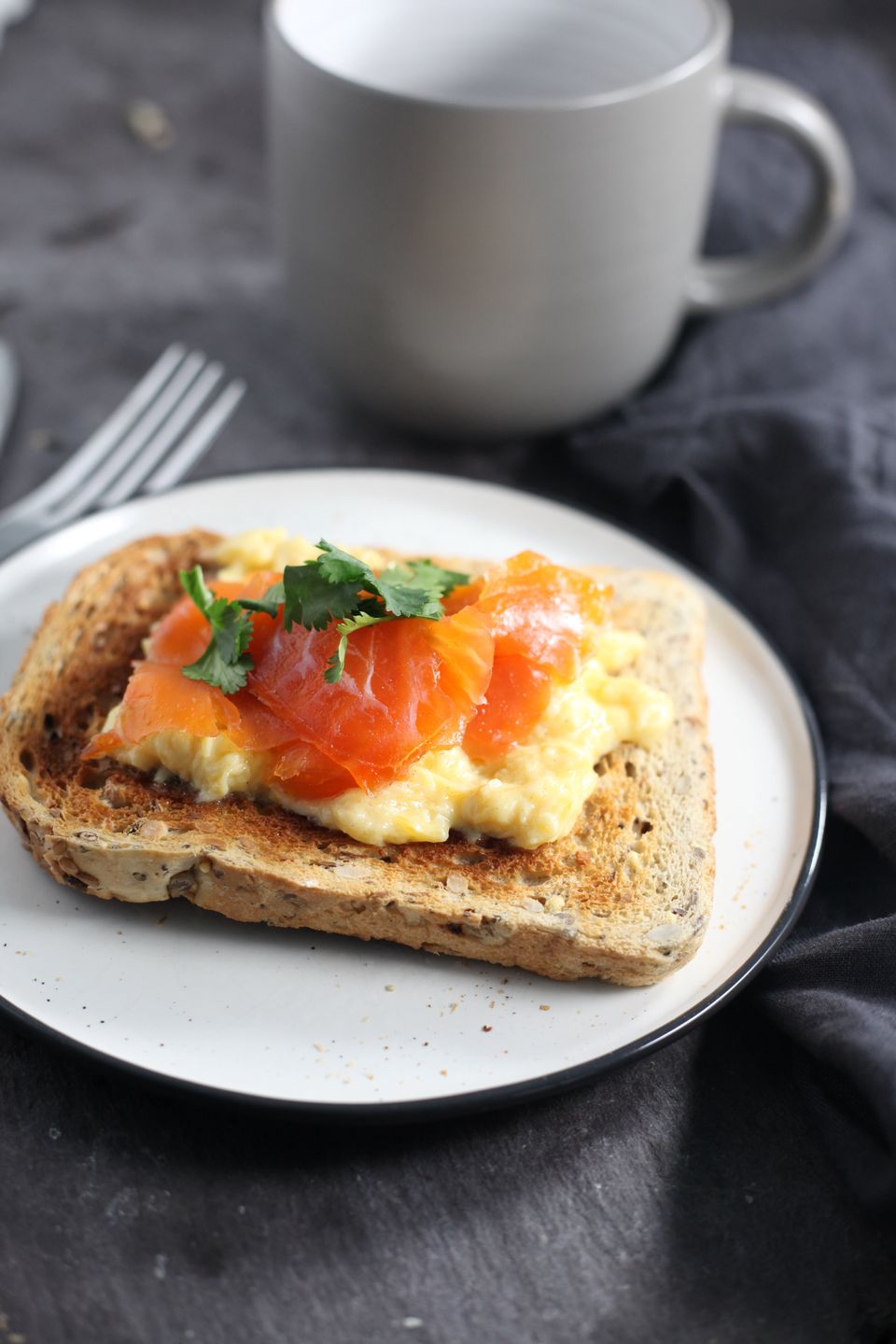 tost, kanapka, łosoś, łosoś wędzony, jajecznica