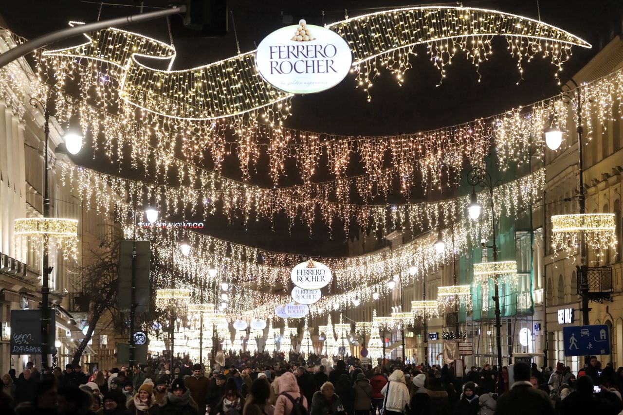 Warszawa. Świąteczna iluminacja na Trakcie Królewskim w 2019 r.