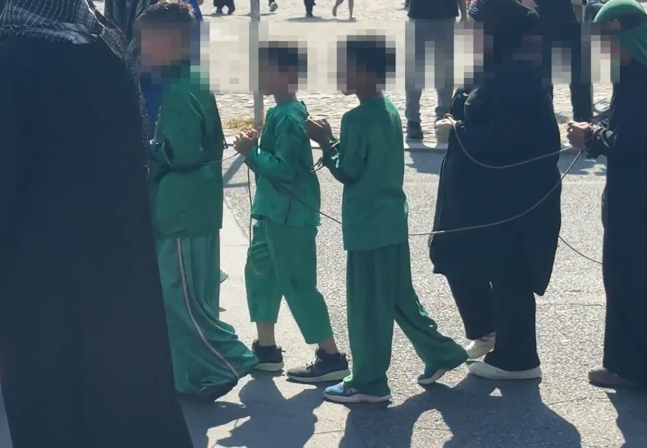 Prawie 40 st. C. Dzieci związane sznurem. Nagranie z Berlina