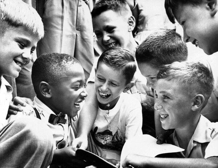 Charles Thompson z nowymi kolegami w szkole publicznej. Zdjęcie zostało wykonane we wrześniu 1954 roku, 4 miesiące po wyroku sądu uznającego segregację rasową za nielegalną.