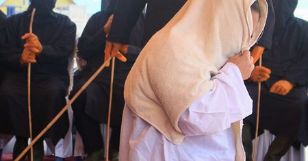 Pili alkohol, nie byli małżeństwem. Zostali skazani na publiczne biczowanie