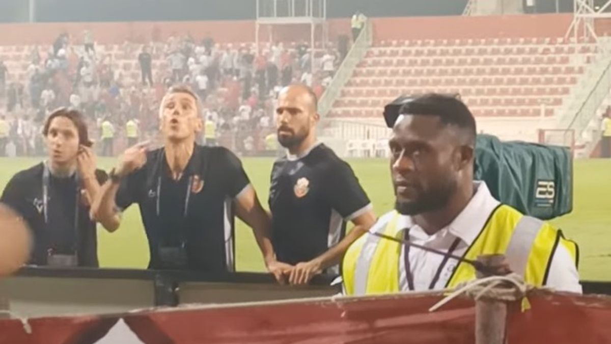 YouTube / FAKT SPORT / Paulo Sousa wdający się w sprzeczkę z fanami Shabab Al-Ahli