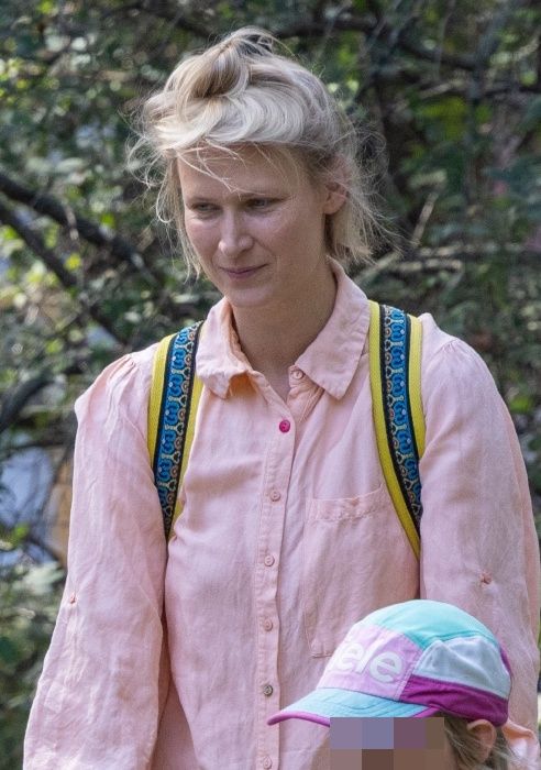 Agnieszka Żulewska bawi się z synem w parku