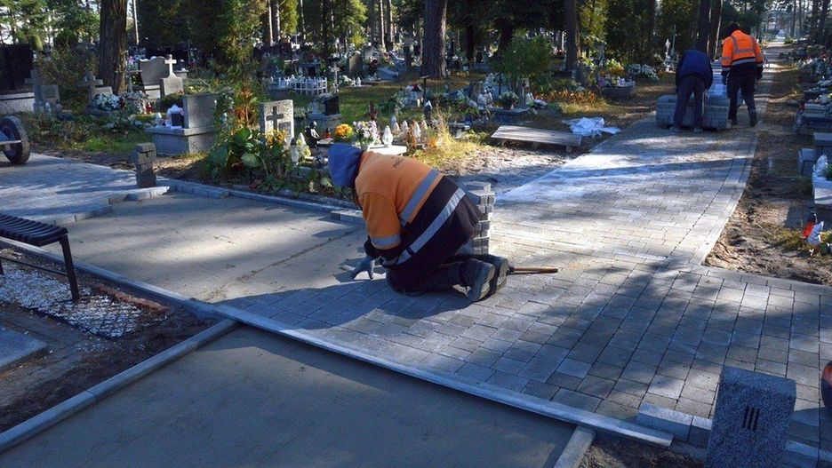 Tak wyglądał poprzedni remont i modernizacja alejek na cmentarzu komunalnym, teraz będzie podobnie