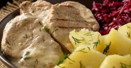 Kroję w plastry i delikatnie ubijam. W sosie to mięso smakuje najlepiej