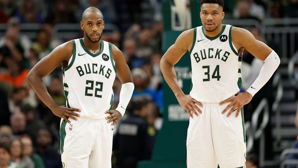 Getty Images / John Fisher / Na zdjęciu od lewej: Khris Middleton i Giannis Antetokounmpo