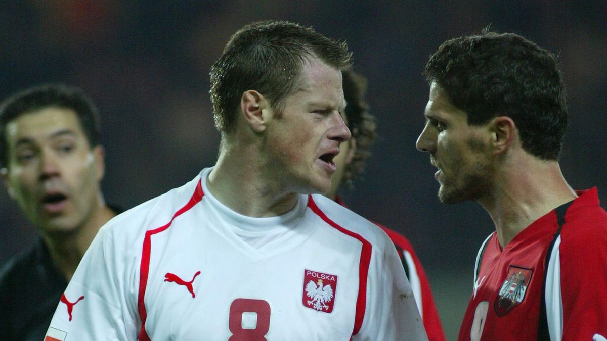 Jacek Krzynówek i Dietmar Kuehbauer podczas meczu Austria - Polska w Wiedniu (październik 2004 r)