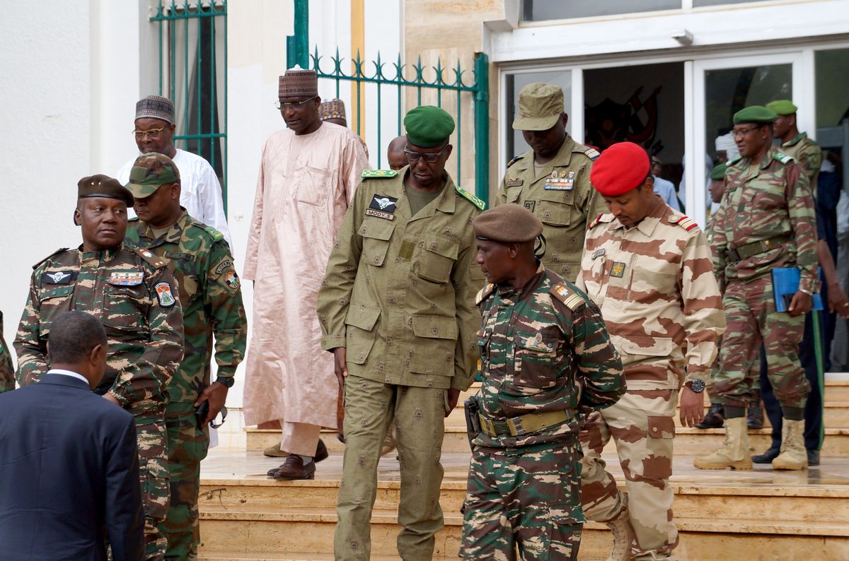 Generał Abdourahmane Tchiani, szef gwardii prezydenckiej Nigru, pojawił się w telewizji narodowej i ogłosił się nowym przywódcą kraju po zamachu stanu