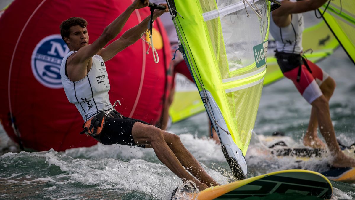 Materiały prasowe / Richard Langdon / Sailing Energy / World Sailing / Na zdjęciu: Paweł Tarnowski w olimpijskiej klasie RS:X