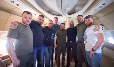 Ich walkę śledził cały świat. Zełenski z niespodziewanymi gośćmi