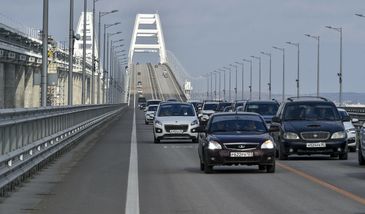 Tłumy Rosjan chcą na Krym. "Nie widać końca"