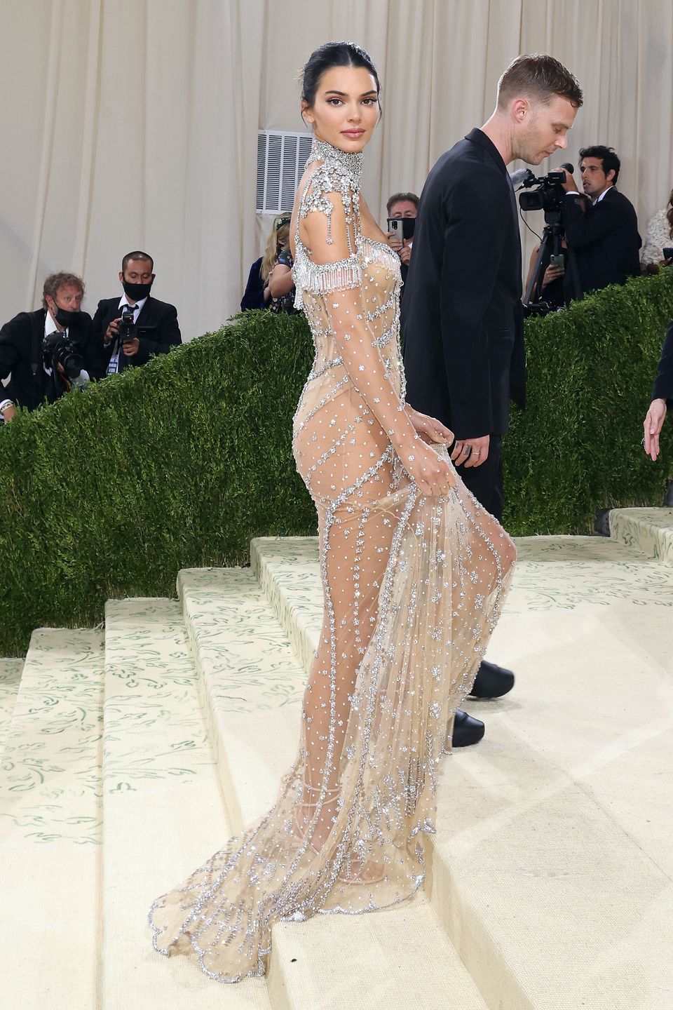 Gala MET 2021. Kendall Jenner błyszczy w kreacji Givenchy