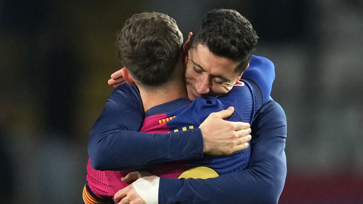 Getty Images / Na zdjęciu: Gavi i Robert Lewandowski