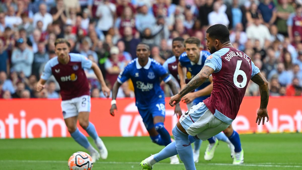 Douglas Luiz wykorzystuje rzut karny w meczu Aston Villa - Everton