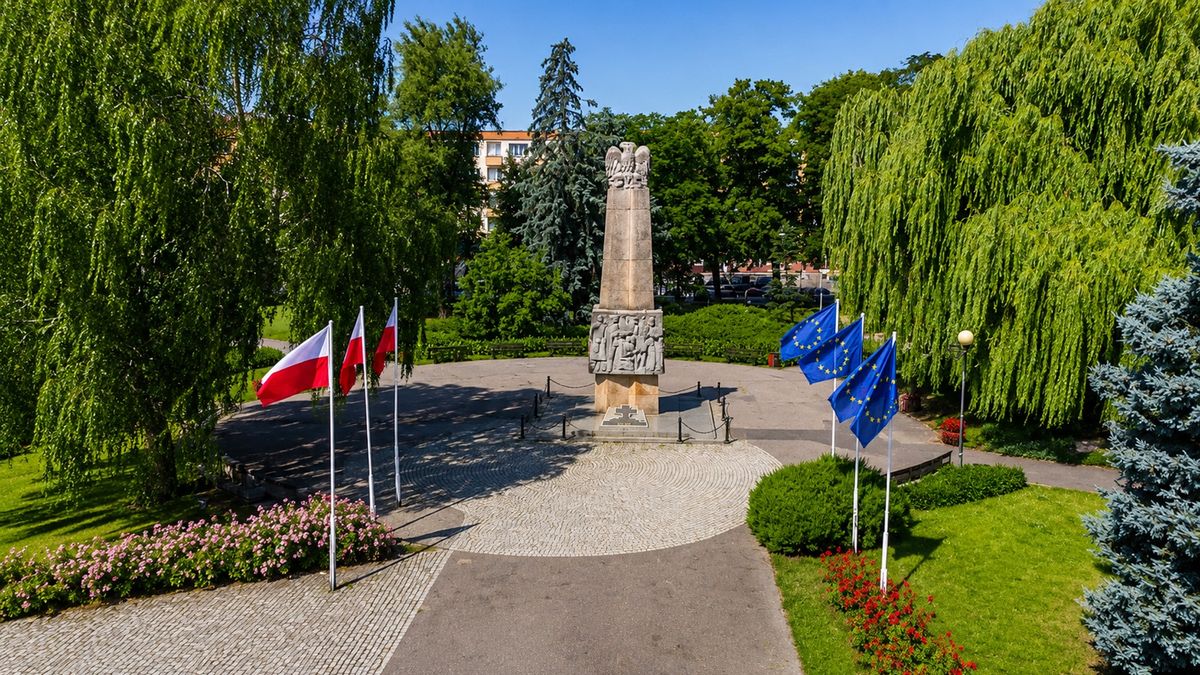 Plac Zwycięstwa w Pile, pomnik, zieleń, flagi